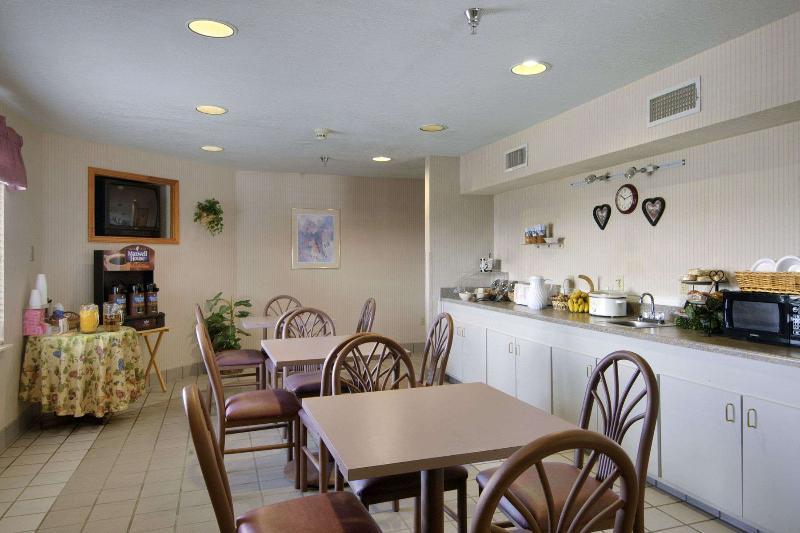Super 8 By Wyndham Midland Motel Exterior photo