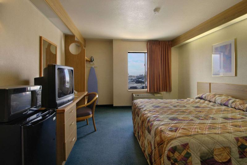 Super 8 By Wyndham Midland Motel Room photo
